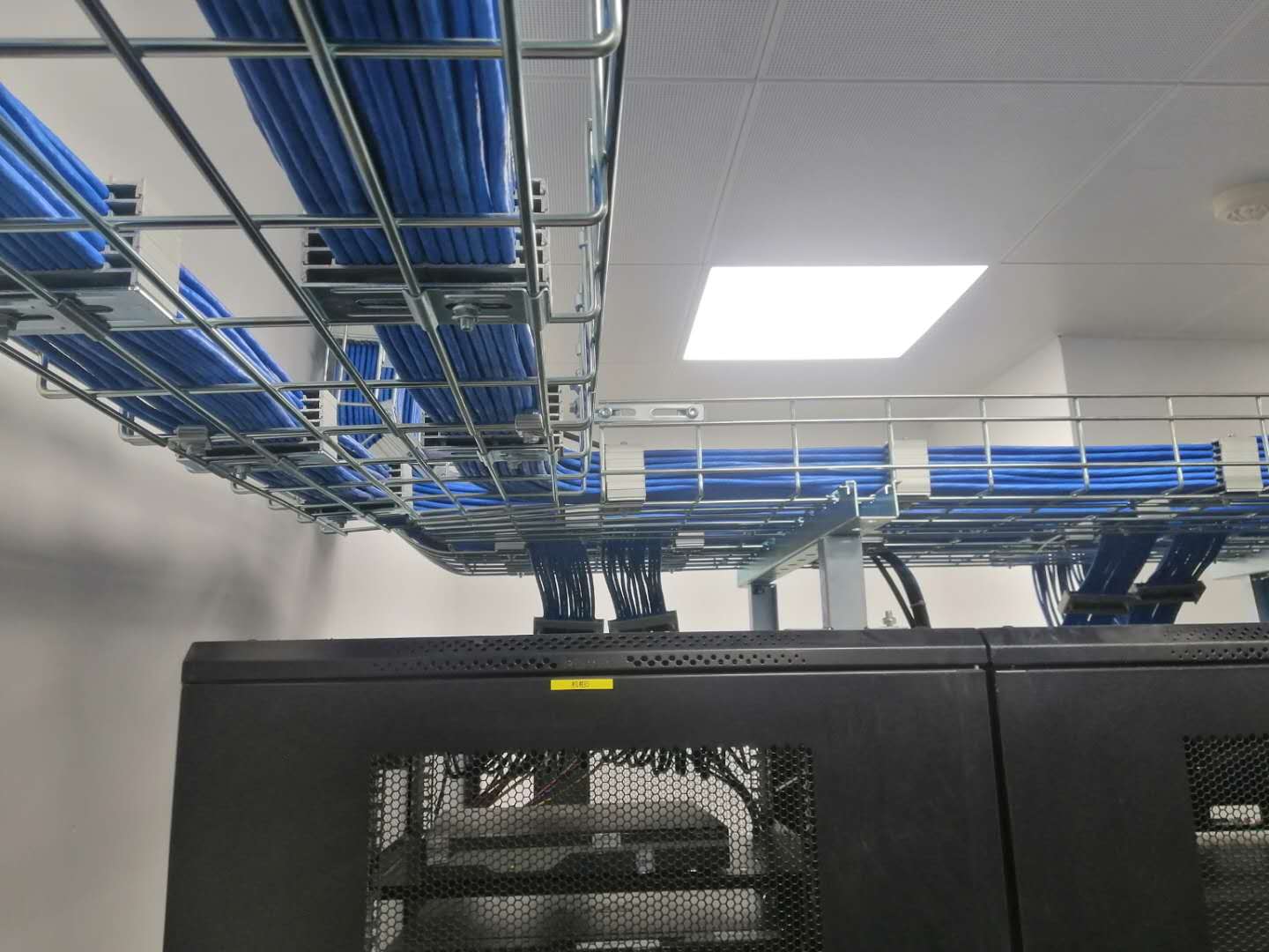 How to install wire mesh cable tray on ceiling